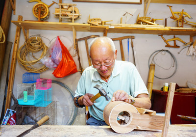 邓南生 巧手化腐朽为神奇，赋予朽木艺术新生